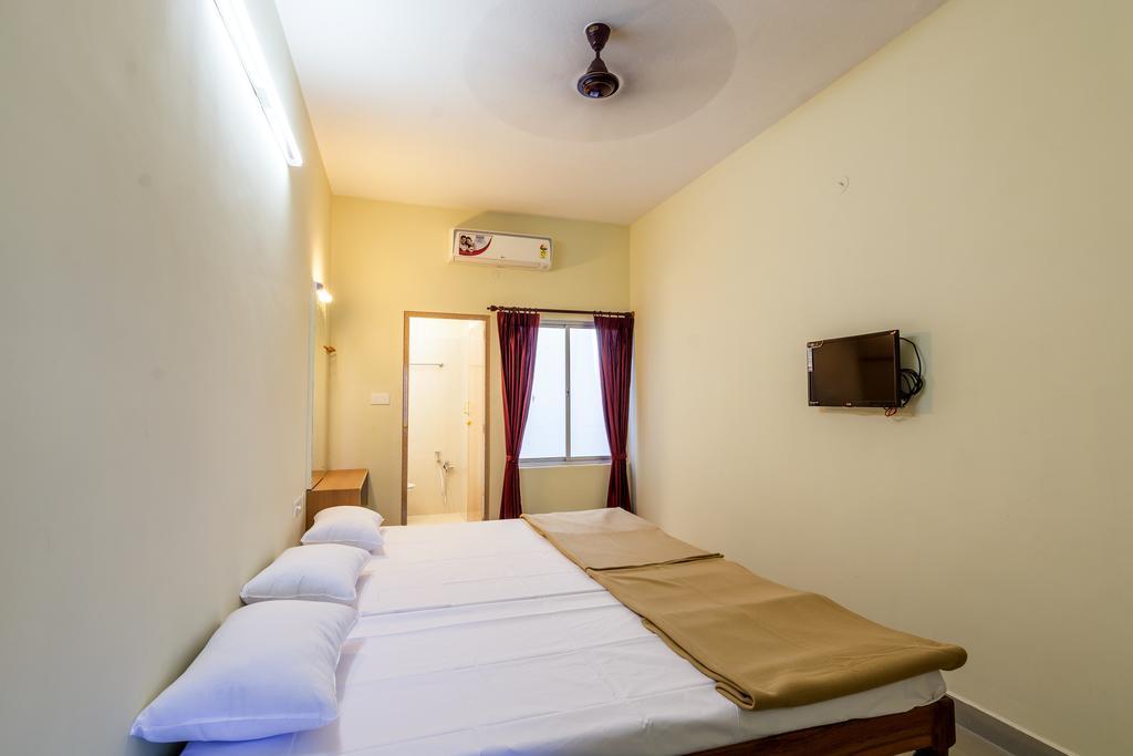 Ganesh Residency Hotel Puduccseri Szoba fotó