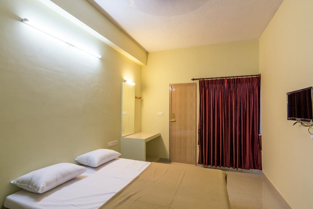 Ganesh Residency Hotel Puduccseri Szoba fotó