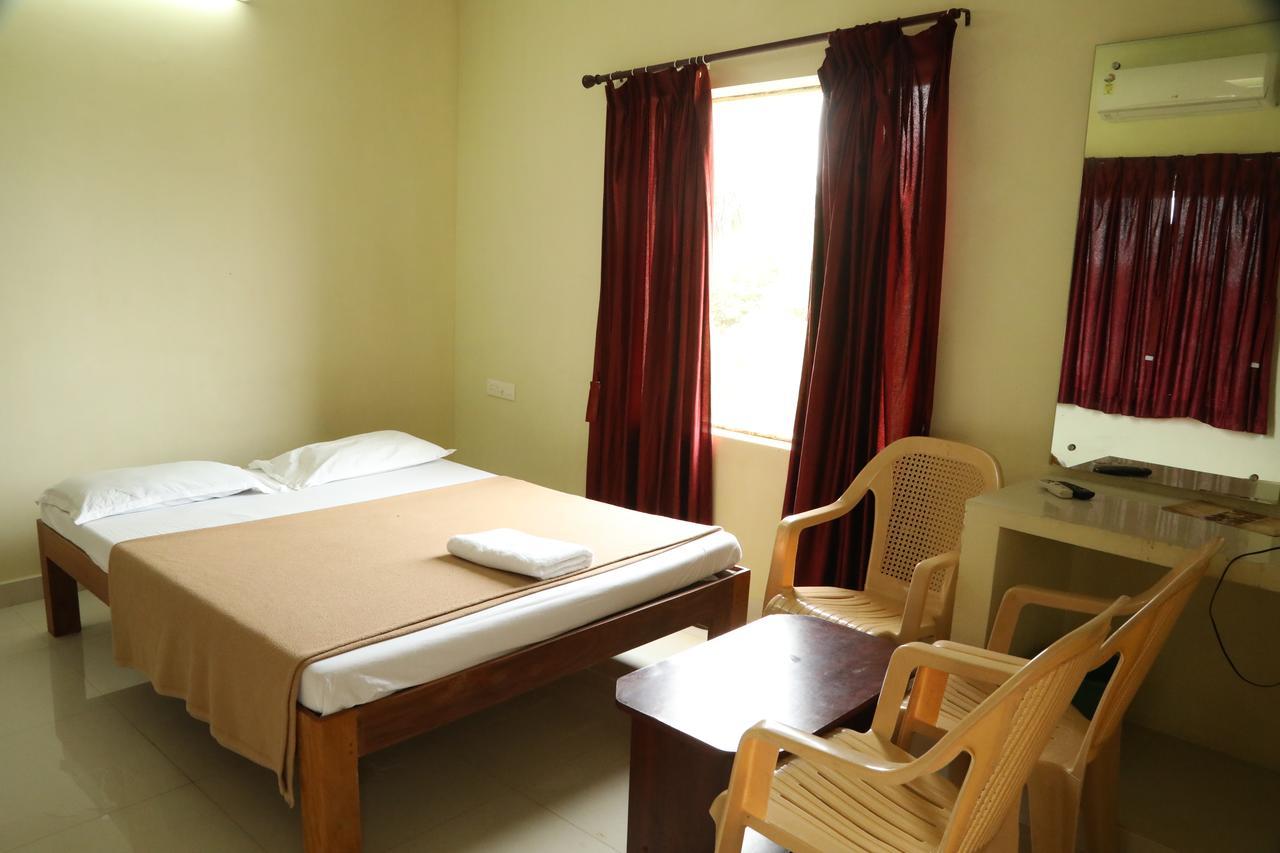 Ganesh Residency Hotel Puduccseri Kültér fotó