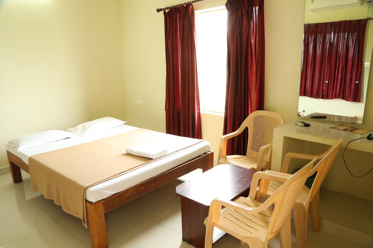 Ganesh Residency Hotel Puduccseri Kültér fotó