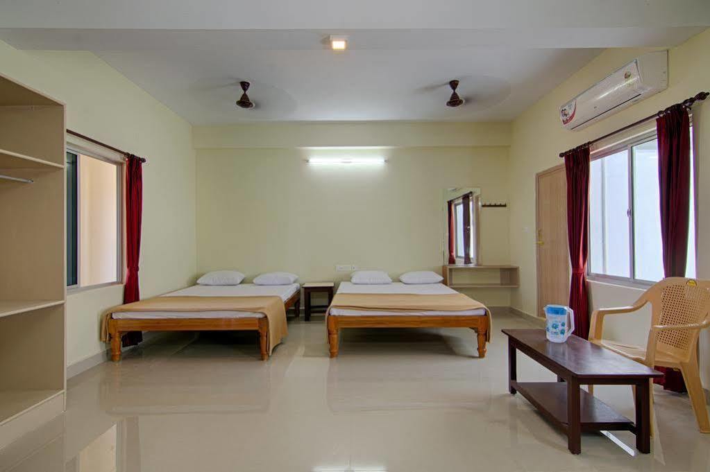 Ganesh Residency Hotel Puduccseri Kültér fotó