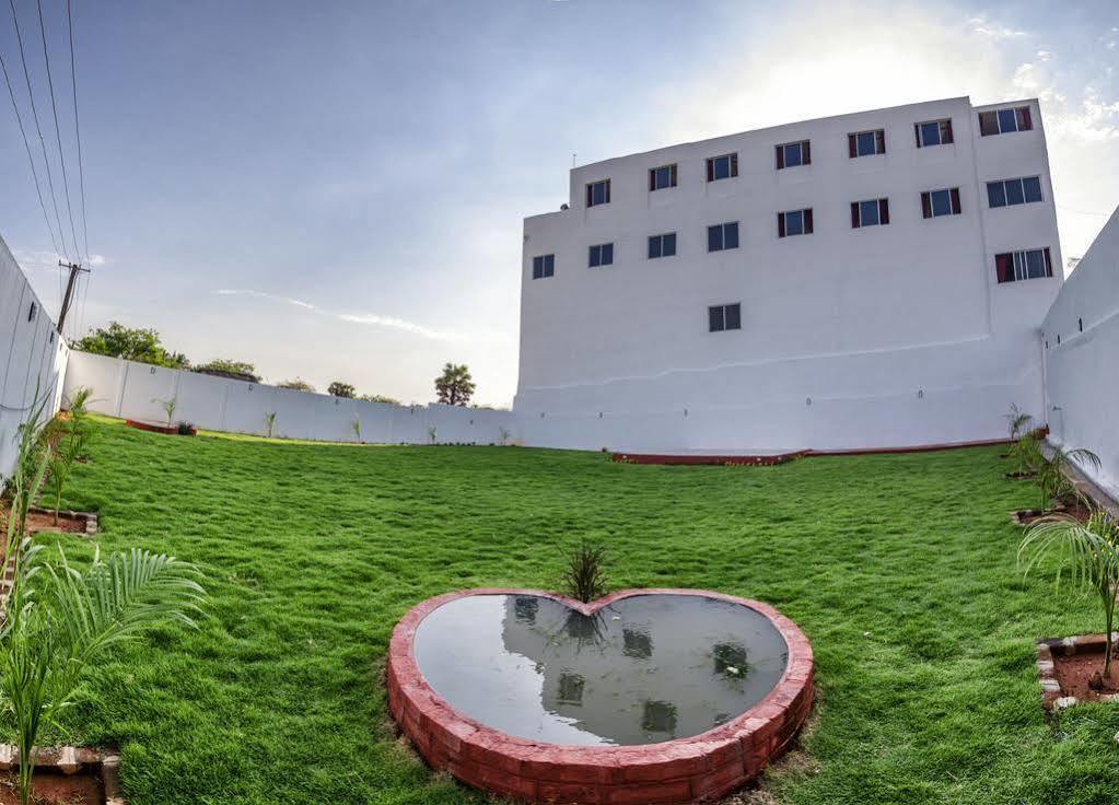 Ganesh Residency Hotel Puduccseri Kültér fotó